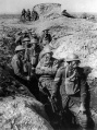 Première guerre mondiale-infanterie australienne en 1917 dans les tranchées avec masques à gaz.jpg