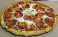 Pizza nord-américaine au pepperoni, diavola en Italie.jpg