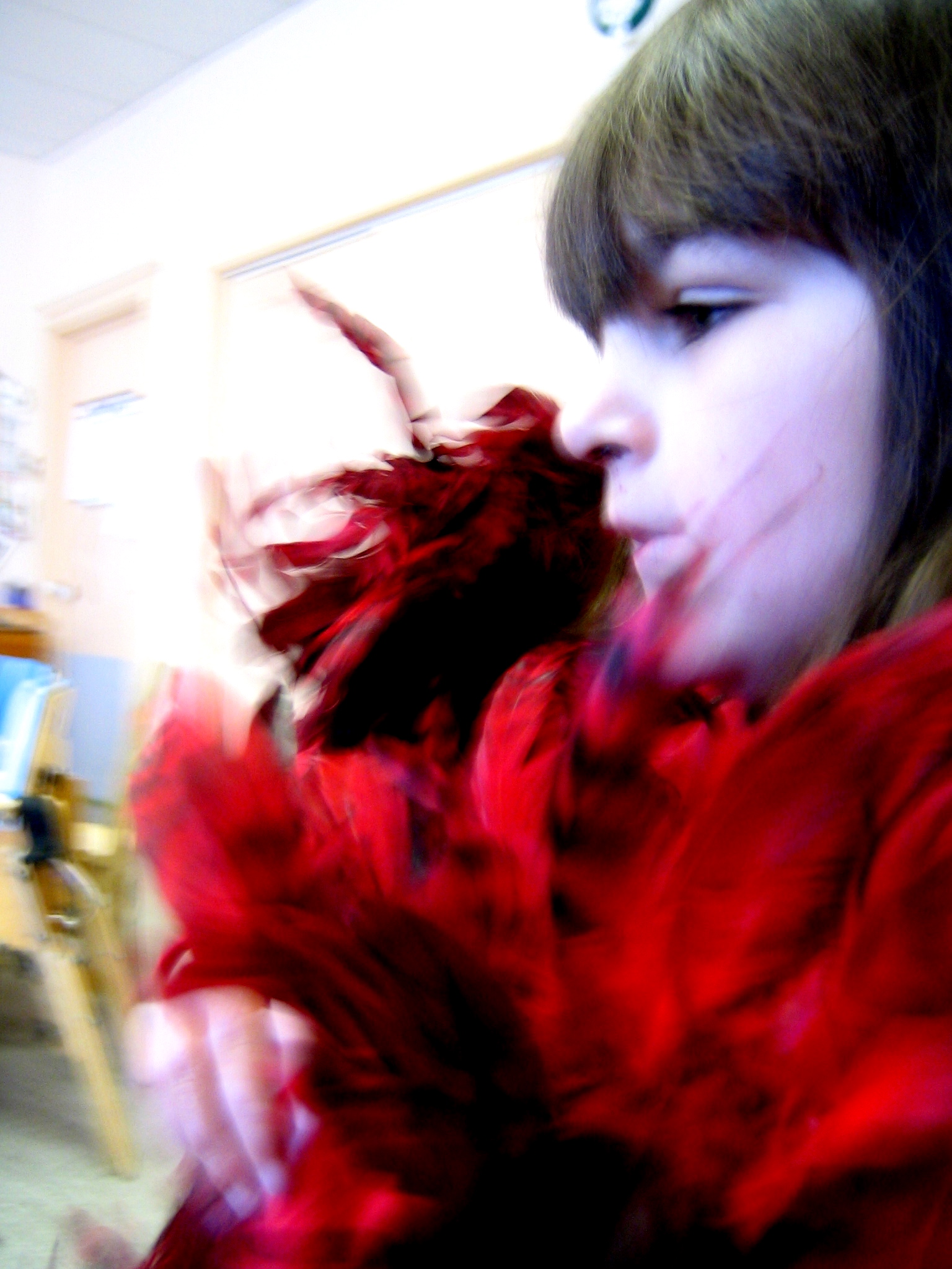 Enfant fille boa écharpe rouge plumes-6609.jpg