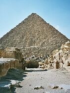 Voici l’extérieur de la pyramide.