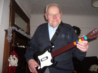File:Grand-père-Grand-parent-Grands-parents-Guitare-Vieillesse-244.jpg