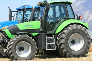 File:Tracteur moderne agrotron-5183.jpg