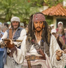 File:Johnny Depp live on the set as Captain Jack Sparrow-7348.jpg