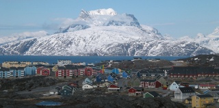 File:Nuuk et montagne Sermitsiaq.JPG