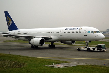 Air Astana 757 P4-FAS-8335.jpg