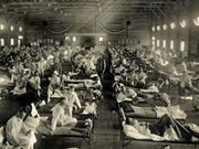 Les lits d’hôpital débordés de patients atteints de la grippe espagnole.