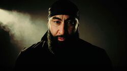 Portrait dans un studio de La fouine dans un clip.jpg