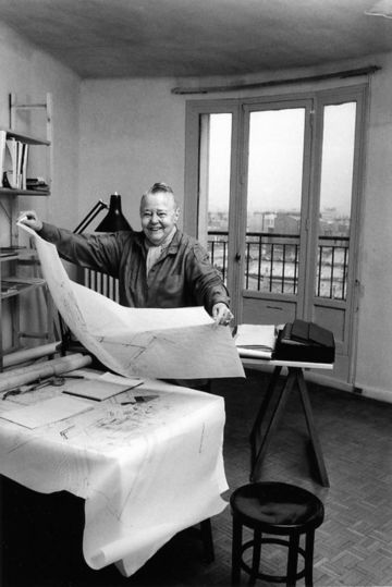 L'architecte Charlotte Perriand, photographiée dans son atelier par Robert Doisneau en 1991