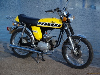 Fil:Vieille moto yamaha-3056.jpg
